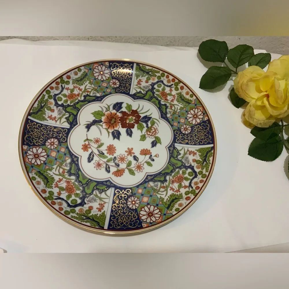 Imari Ware Painted Floral 10 3/8" w/ Gold Accents & Trim Japanese G3